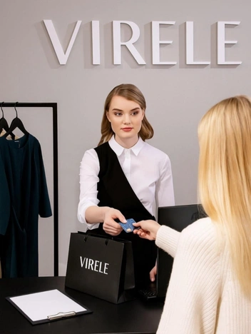 В разных точках интерьер немного различается | Источник: VIRELE | Дизайнерская женская одежда / vk.com