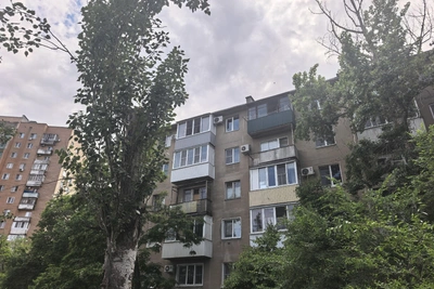 На юге Волгограда девушка выпала с пятого этажа
