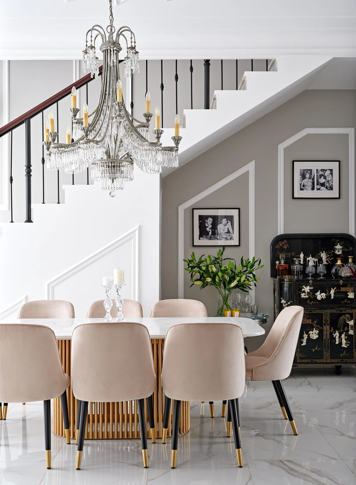 Гостиная-столовая, фрагмент. Обеденный стол, Cazarina Interiors. На полу керамогранит, Belvédère. | Источник: Андрей Сорокин. Стиль: Вадим Костырин