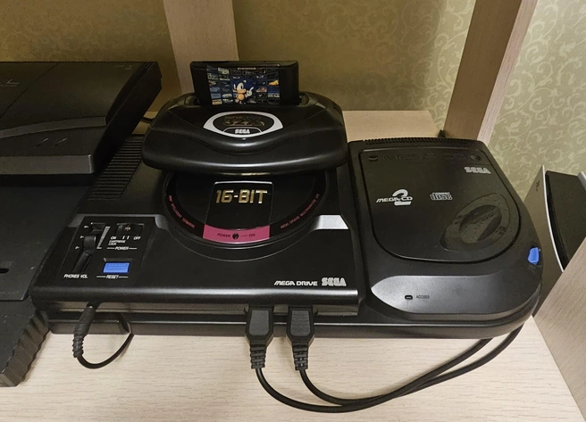 Sega Mega Drive с набором редких комплектующих, значительно расширяющих возможности приставки. Сегодня такой набор обойдется в 300&nbsp;тысяч рублей | Источник: Игорь Давыдов
