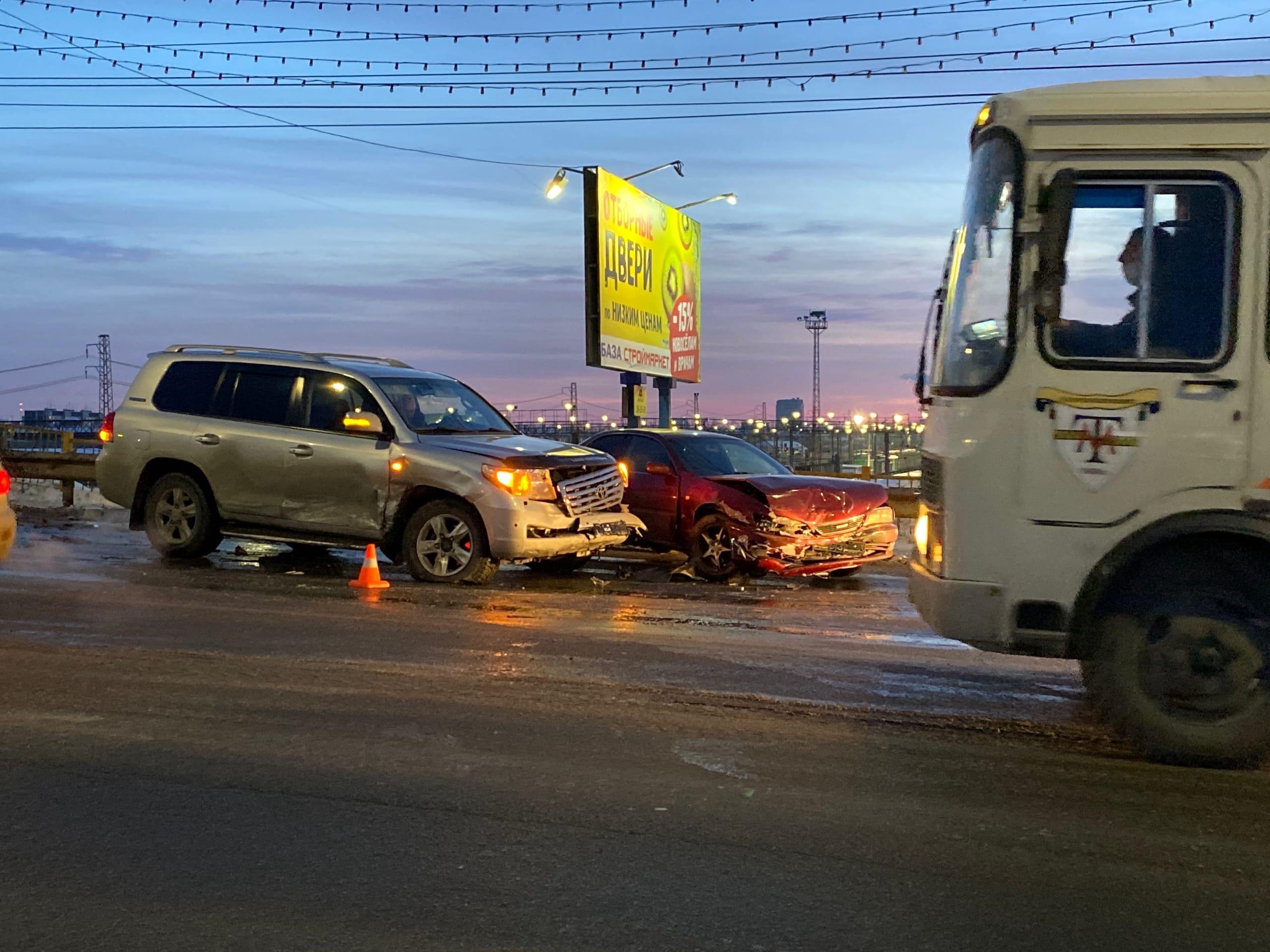 В ГИБДД рассказали подробности аварии со сгоревшим на Некрасовском мосту  автомобилем - 18 февраля 2022 - 45.ру