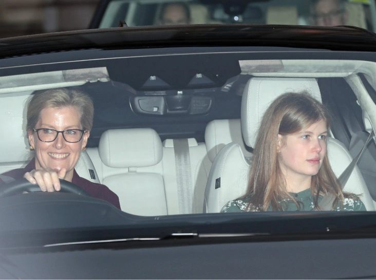 Софи и Луиза по пути на рождественский ланч в Букингемском дворце, 18 декабря 2019