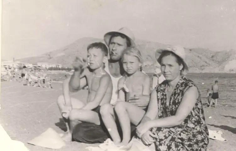 Василий Шукшин с сестрой и племянниками в Крыму. 1964 год | Источник: Краевое государственное бюджетное учреждение «Всероссийский мемориальный музей-заповедник В. М. Шукшина»