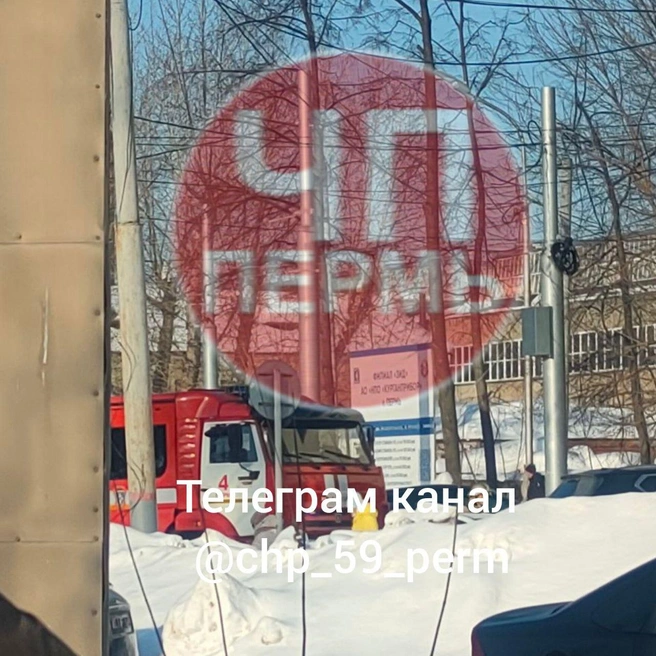 К Пермскому финансово-экономическому колледжу приехали пожарные | Источник: ЧП Пермь / telegram