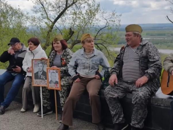 «Я вернусь, когда растает снег»: уфимцы устроили концерт в парке Победы — видео