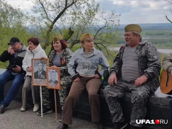 Некоторые из поющих пришли с портретами родственников-фронтовиков | Источник: Булат Салихов / UFA1.RU