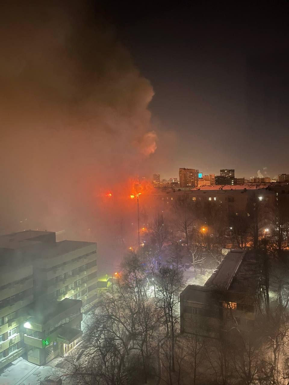 Крупный пожар на северо-западе Москвы: у метро «Аэропорт» на улице  Черняховского горит кровля 6-этажного жилого дома, фото и видео с места  происшествия, тушение «дома писателей» с помощью вертолетов - 9 февраля  2024 -