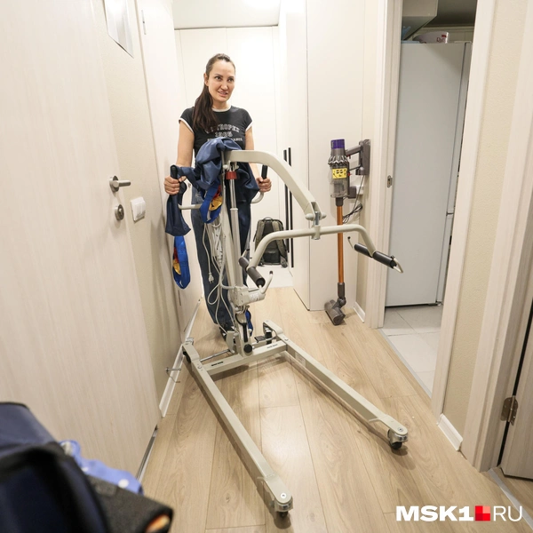Чтобы поднять сына с постели, Светлана используется специальный аппарат | Источник: Артем Устюжанин / MSK1.RU