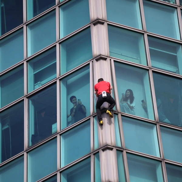 Американский альпинист Алекс Хоннольд покорил небоскреб «Тайбэй 101» без страховки