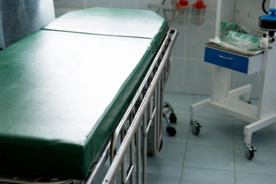 Ученик выписан из больницы после падения из окна школы