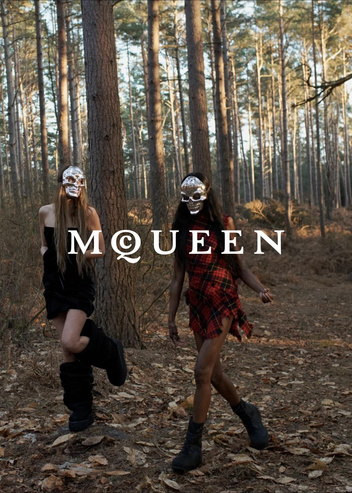 Девушки в лесу: как выглядят первые образы Alexander McQueen под руководством нового креативного директора