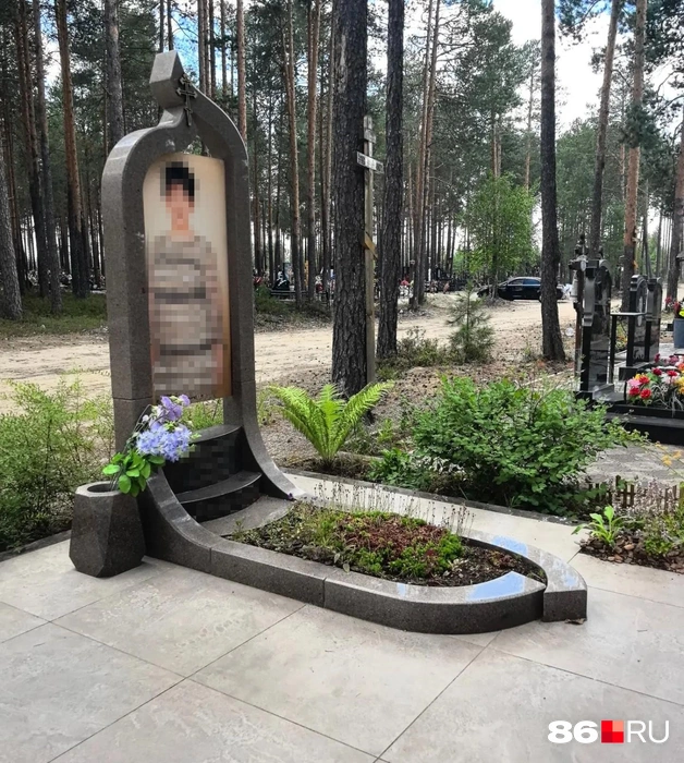 Тот самый пример, когда родственники отказались от ограды на участке кладбища, но при этом установили скамейку и красивую каменную вазу для цветов на могиле югорчанки. Памятник выглядит необычно и стильно | Источник: Анастасия Шевякова / 86.RU