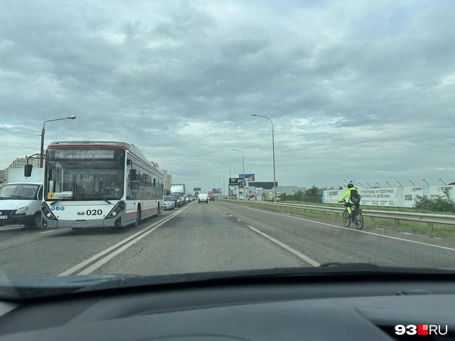 Водители нередко относятся к велосипедистам свысока | Источник: Валерия Дульская / 93.RU