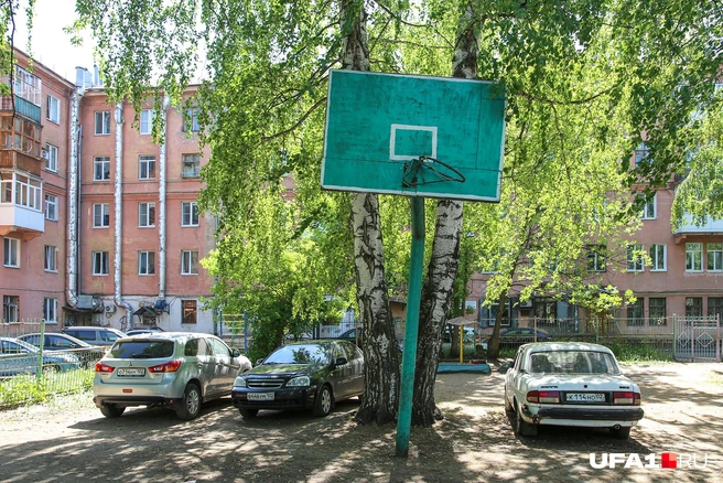 Чтобы вы не думали, что мы придираемся: площадка огорожена, но автовладельцам всё нипочем