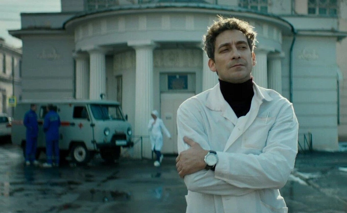 Кадр из сериала и корпус Московской городской клинической больницы № 1, расположенный по адресу Ленинский проспект, 8, к. 10 | Источник: YouTube