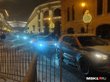 Автомобилисты ждут, пока пешеходы перейдут дорогу | Источник: Михаил Мечев / MSK1.RU