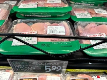 Прошлый год: филе курицы за 1 lb (454 г) стоит 595 рублей. На прилавке лежит подложка с ценой 660 рублей | Источник: читатель 72.RU