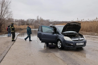 В Волгограде начали исследовать лужу, затопившую дорогу