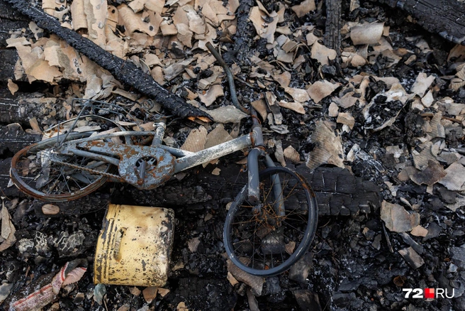 Дети спастись из горящего дома не смогли: родители открутили оконные ручки | Источник: Ирина Шарова / 72.RU