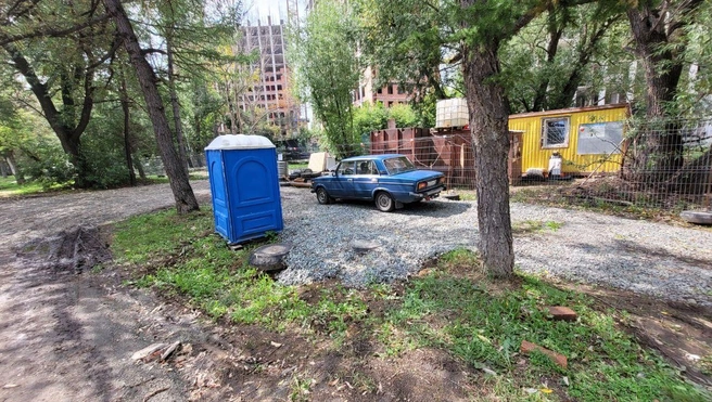 Туалет поставили рядом с тротуаром | Источник: читатель 74.RU