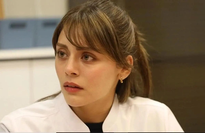 Белый халат актрисе к лицу | Источник: кадр из сериала «Доктор в другой жизни» (18+), реж. Хакан Кырвавач, студия DASS Yapım, 2026 год