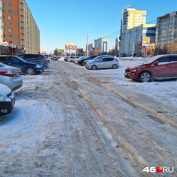 В сторону Первомайского проспекта проезд на парковке — сплошая каша и колея | Источник: Александр Лисихин / 45.RU