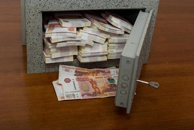 Курьер мошенников вынес 37,5 млн рублей из сейфа на Вязовой