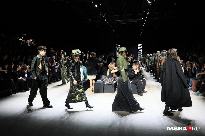 Всех образов с модной дорожки в городе не повторишь, но некоторые элементы почерпнуть стоит | Источник: Артем Устюжанин / MSK1.RU