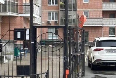 В Екатеринбурге у многоэтажки найдено тело женщины