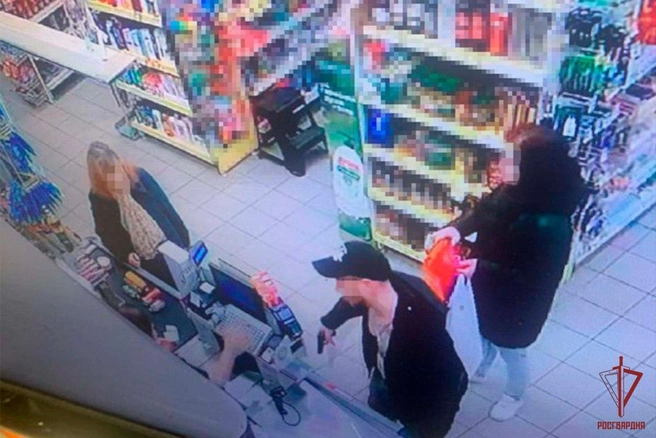 Фото с камер наблюдения в магазине | Источник: Пресс-служба Управления Росгвардии по Тульской области