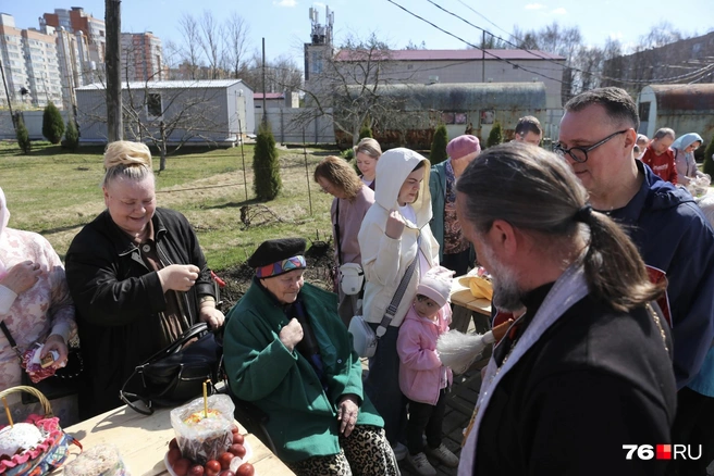 Горожане принесли с собой пасхальные яйца и куличи | Источник: Кирилл Поверинов / 76.RU