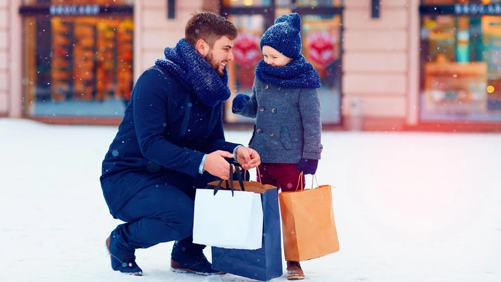 Как принять то, что муж тратит деньги на детей от прошлого брака? | Источник: Shutterstock/Fotodom.ru