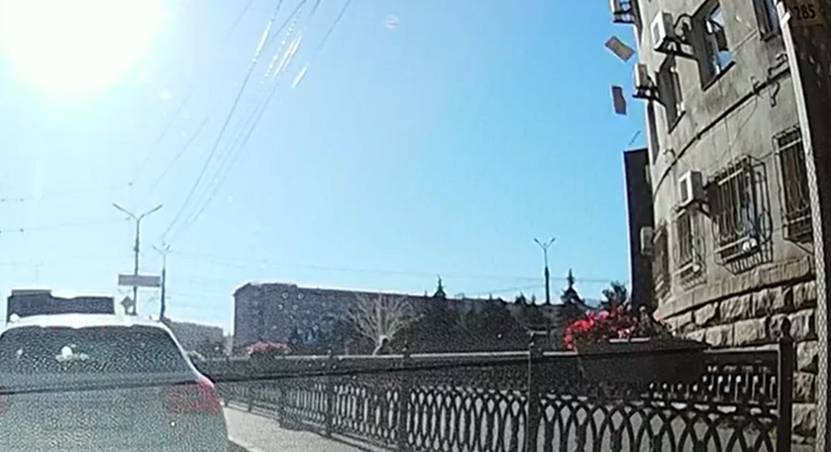 «Осколки разлетелись до проезжей части». Со здания суда в центре Челябинска рухнули плиты облицовки