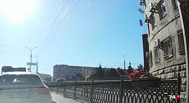 На тротуаре в момент ЧП был прохожий. Но плиты, к счастью, пролетели мимо | Источник: читатель 74.RU