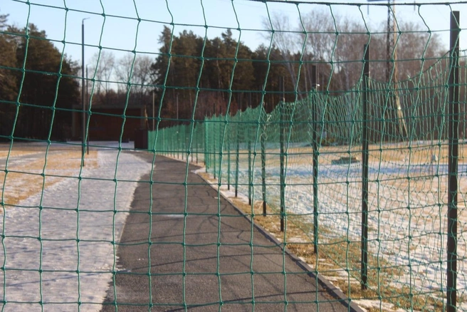Тротуар оказался за сеткой | Источник: «Администрация Калачинского района"/ T.me