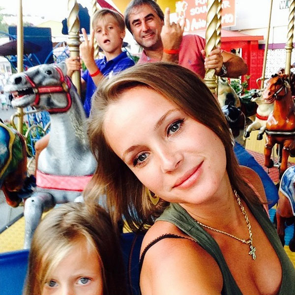 Анна и Александр Толмацкие с детьми на карусели