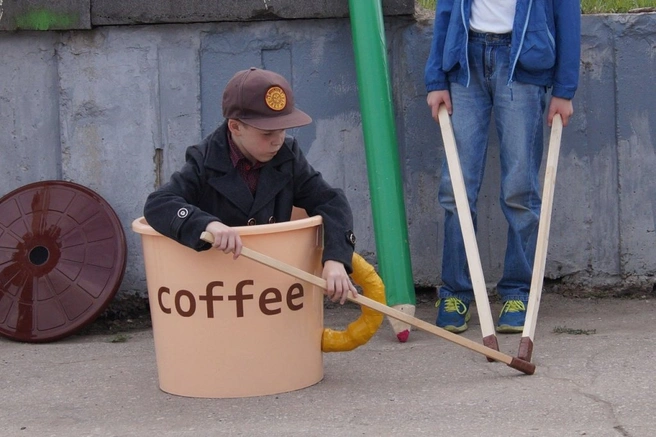 Ребенок в чашке с кофе