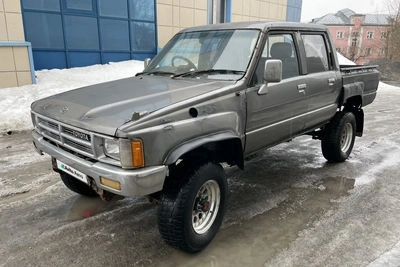 В Новосибирске продают внедорожник Toyota Hilux 1988 года