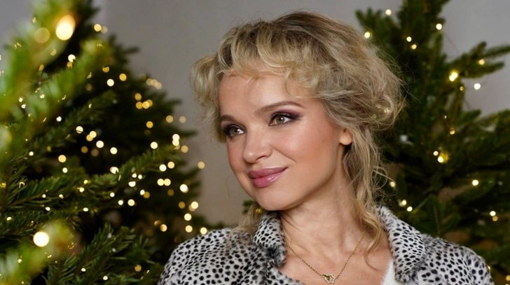 Бывшая жена Армена Джигарханяна, ставшая мамой в 46, впервые вышла в свет с дочерью | Источник: Соцсети