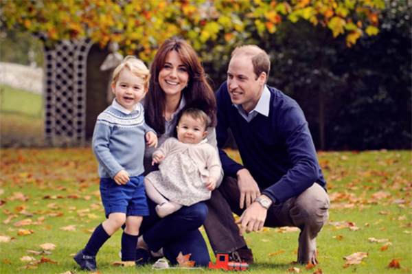 Монаршее семейство в полном составе: Кейт Миддлтон с мужем принцем Уильямом и их дети принц Георг и принцесса Шарлотта