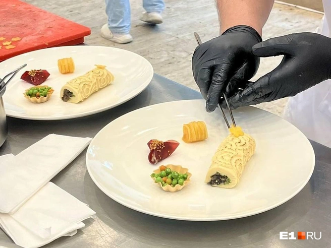 Повар удивил жюри рыбным рулетом и суфле из курицы | Источник: Дмитрий Пупышев