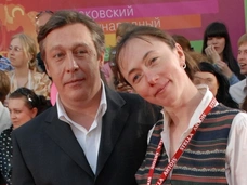 Жена Ефремова Софья: «Информация про наш развод — ложь. По окончании карантина я поеду к мужу»