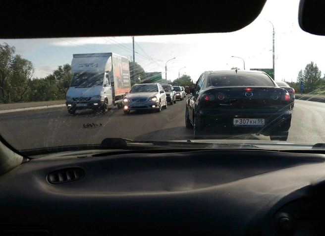 Автомобили встали, чтобы пропустить утят