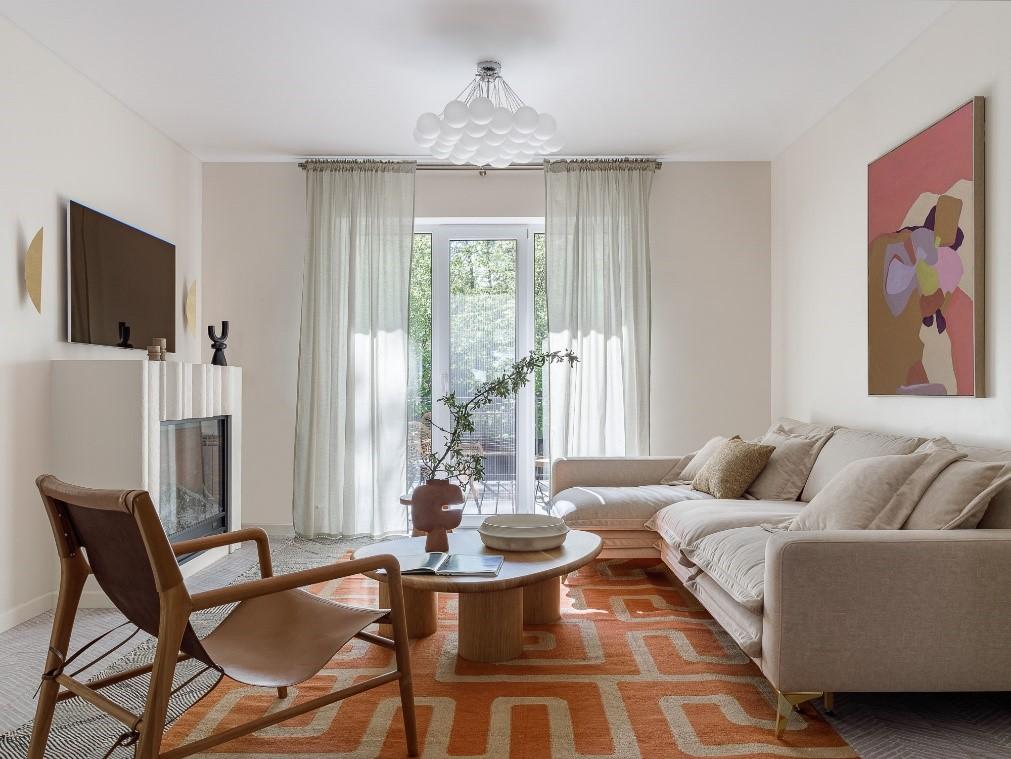 Гостиная. Краска на стенах во всем доме, Little Greene. Напольное покрытие, Roko. Диван, Divanissimo. Картины, Лиана Каштановой и Atelier Home. Ковер, Persepol Carpet. | Источник: Роман Спиридонов. Стиль: Елена Куцаренко