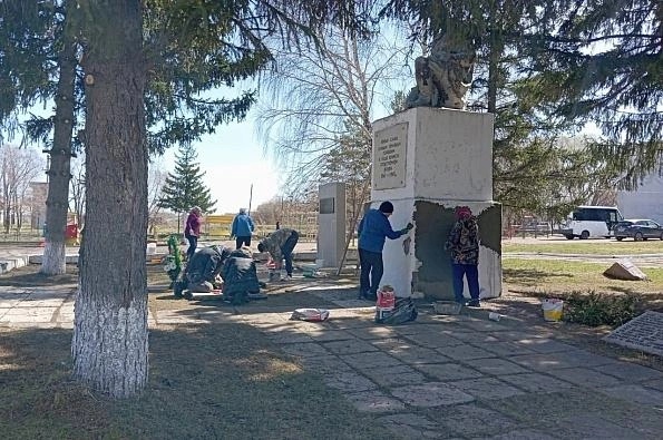 С особой заботой ребята и взрослые убирали территорию возле памятников и мемориальных комплексов | Источник: пресс-служба Омского муниципального района Омской области