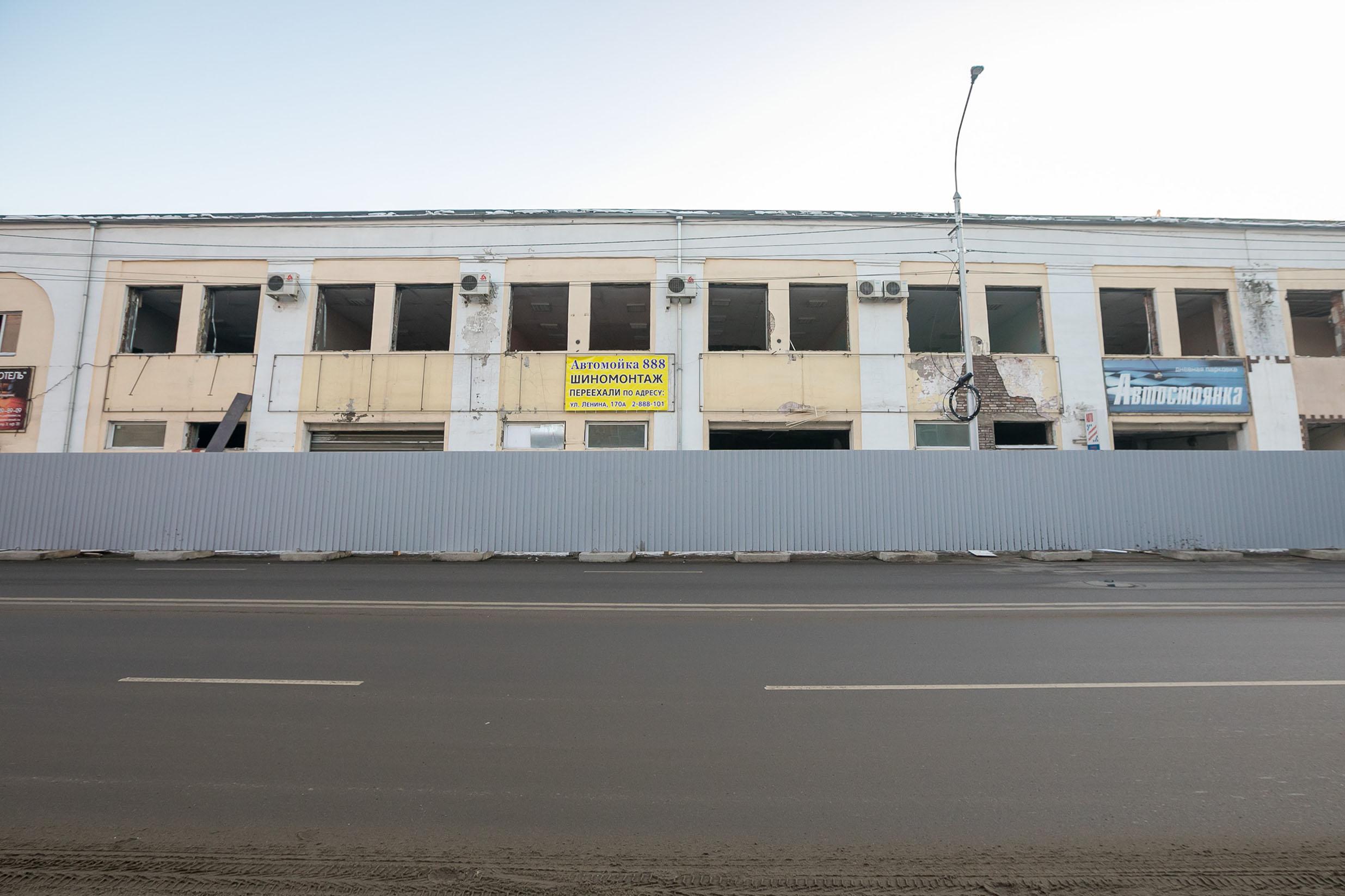 Еще в октябре на Годенко была автомойка в стиле 90-х 