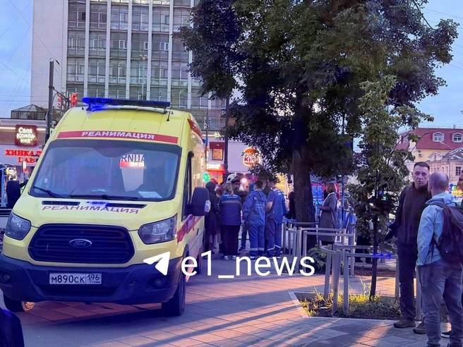 С места аварии госпитализировали троих пострадавших | Источник: Дарья Манохина / E1.RU