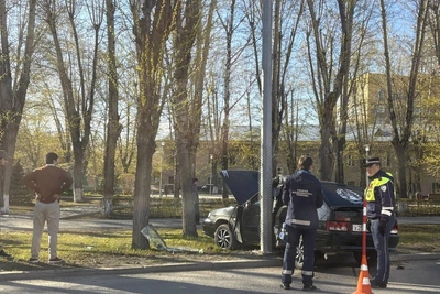Легковушка врезалась в столб в центре Тюмени