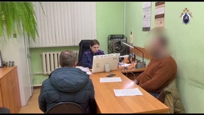 Подозреваемого (сидит спиной) уже допросили | Источник: стоп-кадр с видео СУ СКР по Воронежской области / t.me/susk36vrn