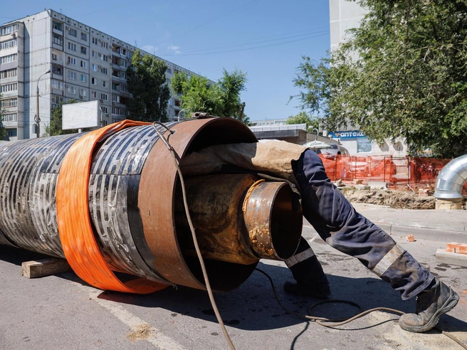 Сотрудники коммунальных служб Волгограда порой погружаются в работу с головой | Источник: Алексей Волхонский / V1.RU